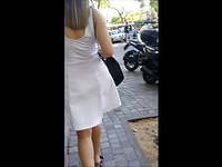 Se le ve la tanga blanquita a esta milf mientras camina